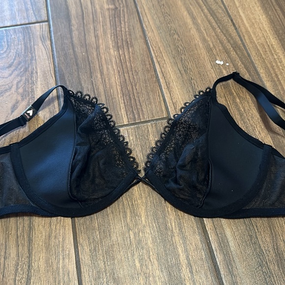Victoria Secret  Very Sexy black Lace 32DDD bra - Picture 2 of 4